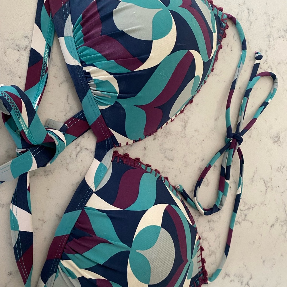 Beautiful bikini. - Picture 2 of 5